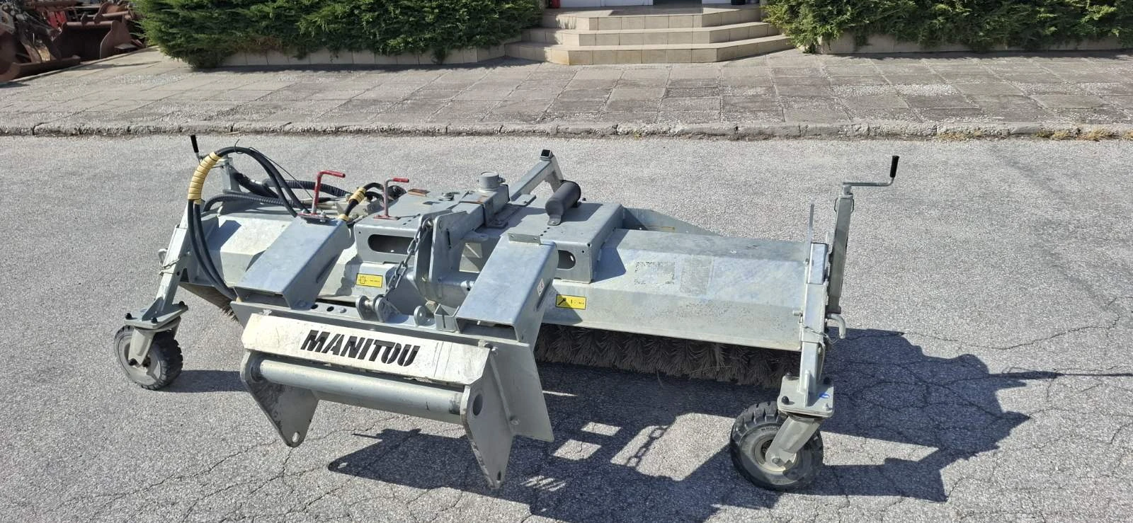 Телескопични товарачи Manitou Четка SCC 2600