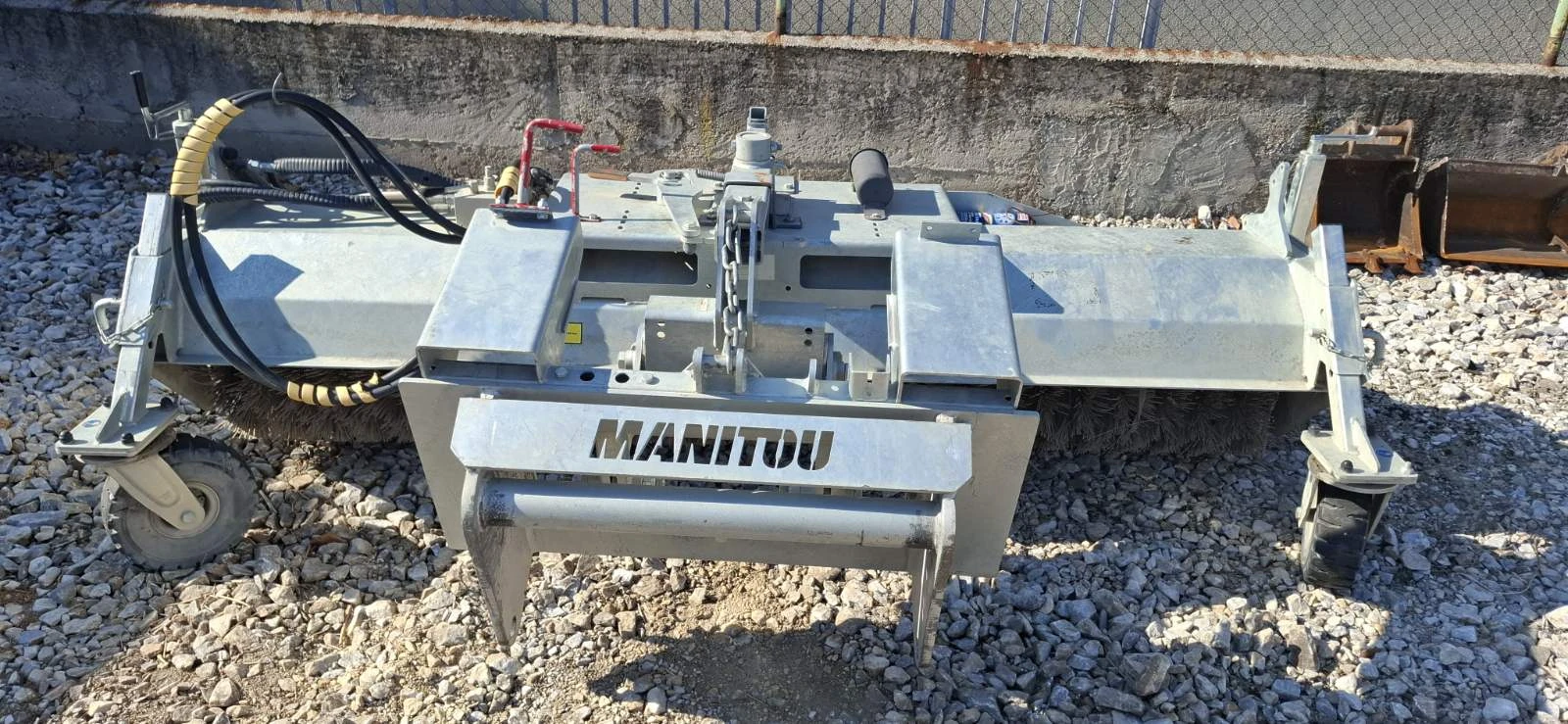 Телескопични товарачи Manitou Четка SCC 2600, снимка 4 - Индустриална техника - 56293814