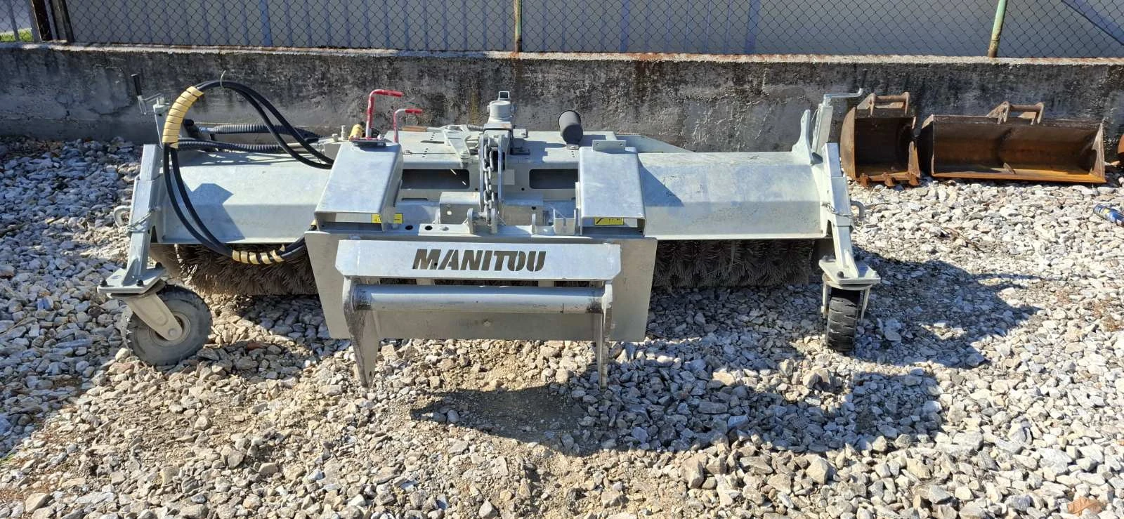 Телескопични товарачи Manitou Четка SCC 2600, снимка 5 - Индустриална техника - 56293814
