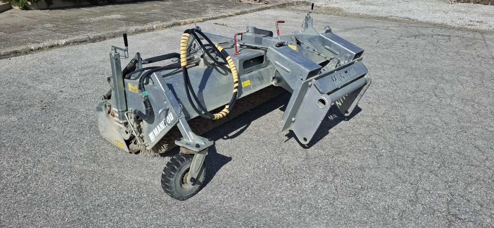 Телескопични товарачи Manitou Четка SCC 2600, снимка 8 - Индустриална техника - 56293814