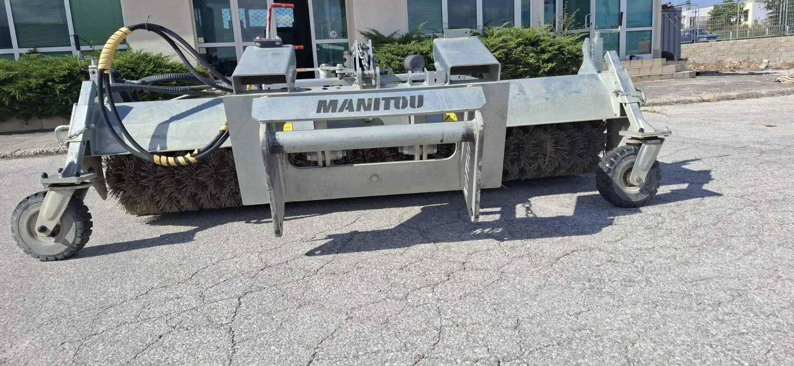 Телескопични товарачи Manitou Четка SCC 2600, снимка 3 - Индустриална техника - 56293814