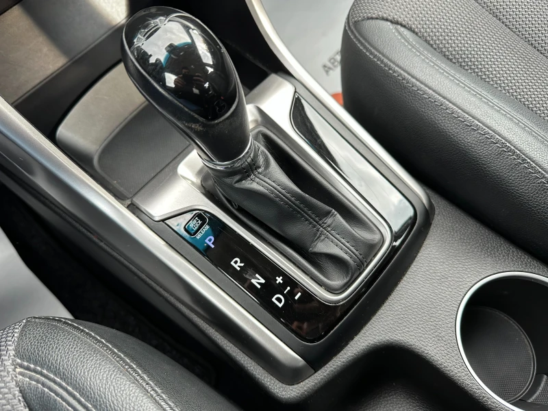 Hyundai I30 1.6d Автомат/Хечбек/Доказани км., снимка 13 - Автомобили и джипове - 52439732