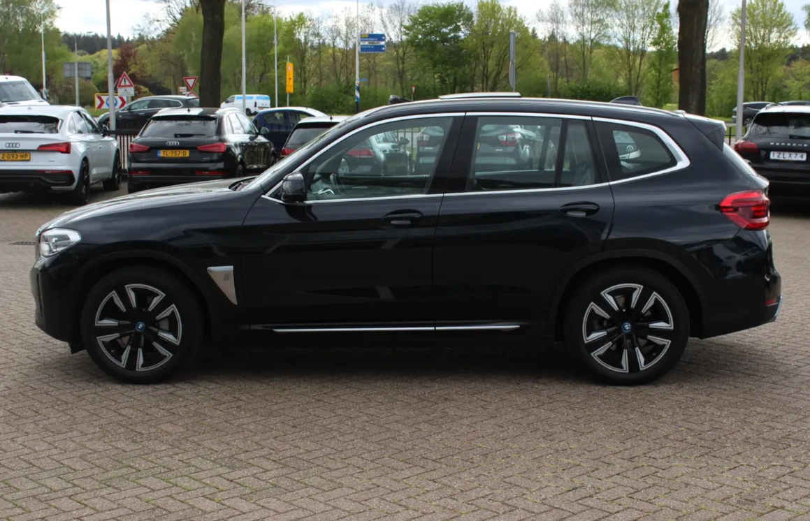 BMW iX3 Executive 80 kWh / SoH 96, 4% / Pano / 360 camera, снимка 13 - Автомобили и джипове - 54370183