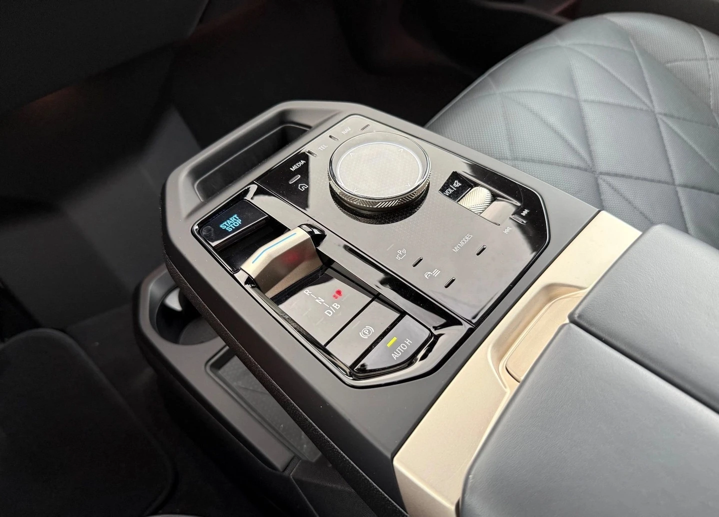 BMW iX xDrive40, снимка 6 - Автомобили и джипове - 55024304