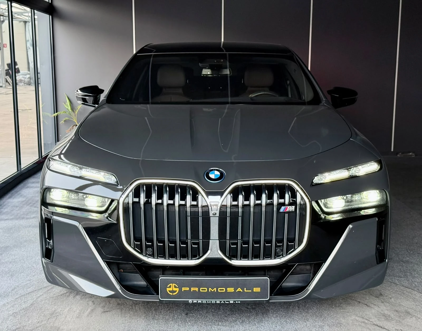 BMW 760 M760e xDrive * Msport* B&W* 360* Individual* ЛИЗИН, снимка 2 - Автомобили и джипове - 56066073
