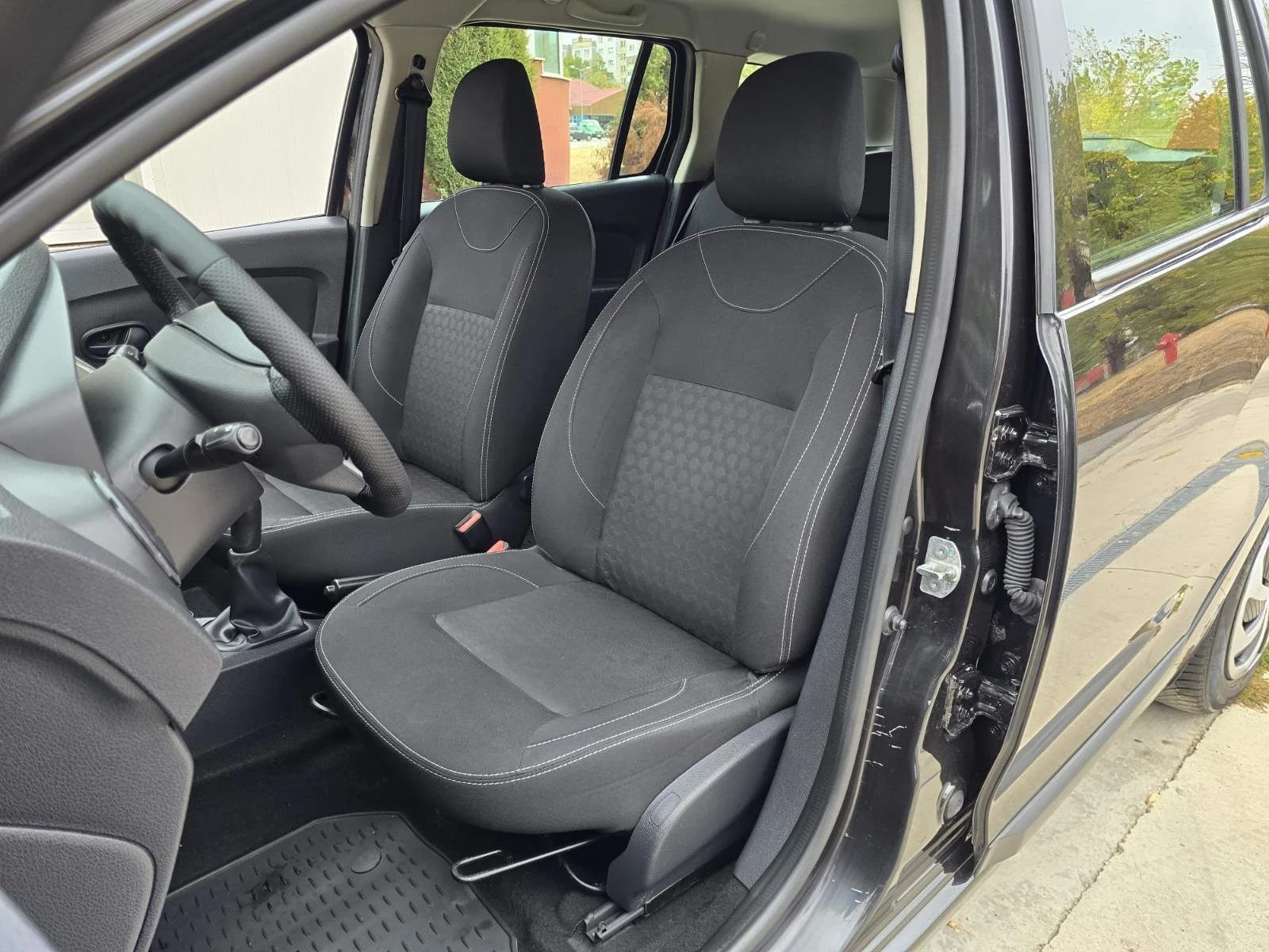 Dacia Logan 1.2MCV KLIMA , снимка 6 - Автомобили и джипове - 56613513