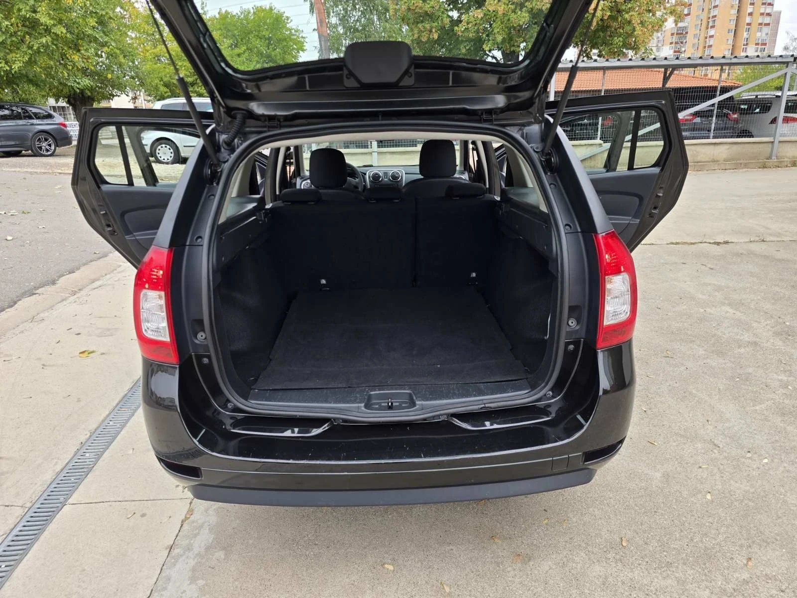 Dacia Logan 1.2MCV KLIMA , снимка 10 - Автомобили и джипове - 56613513