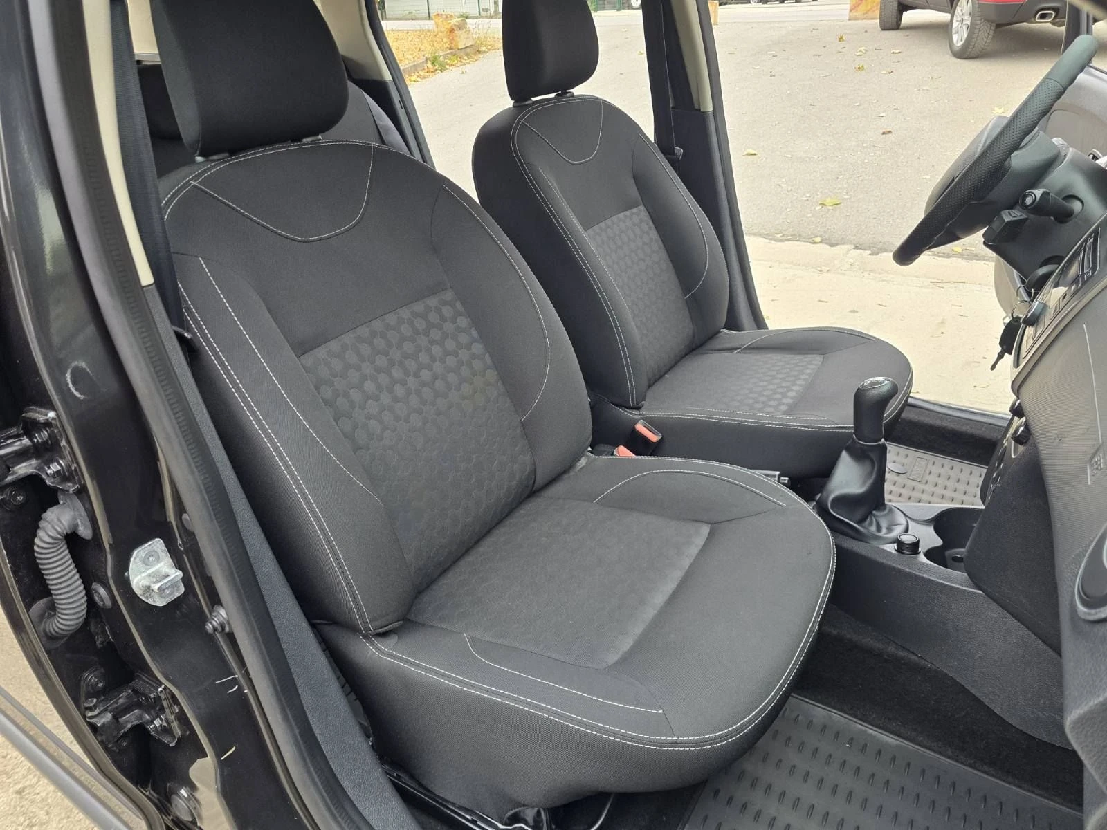 Dacia Logan 1.2MCV KLIMA , снимка 8 - Автомобили и джипове - 56613513