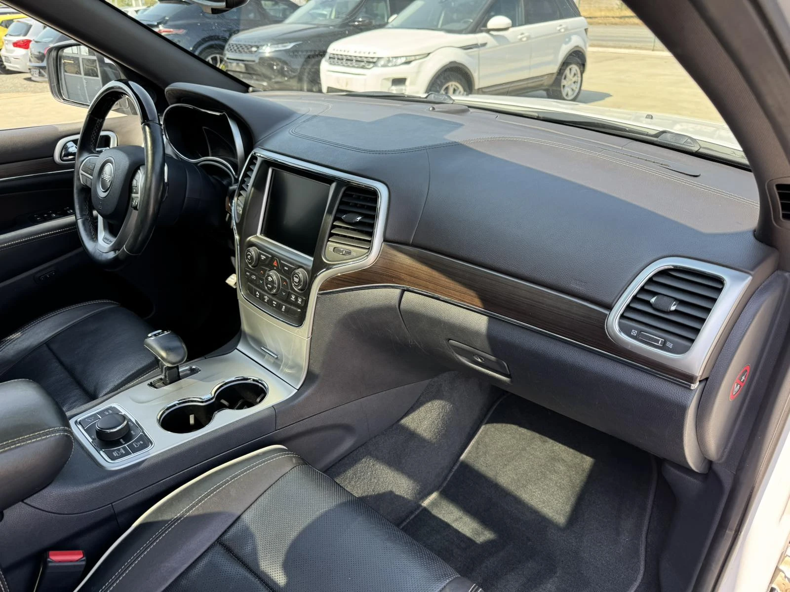 Jeep Grand cherokee 3.0* 250ps* 4x4* Overland* Distr* Pano* Navi - изображение 10