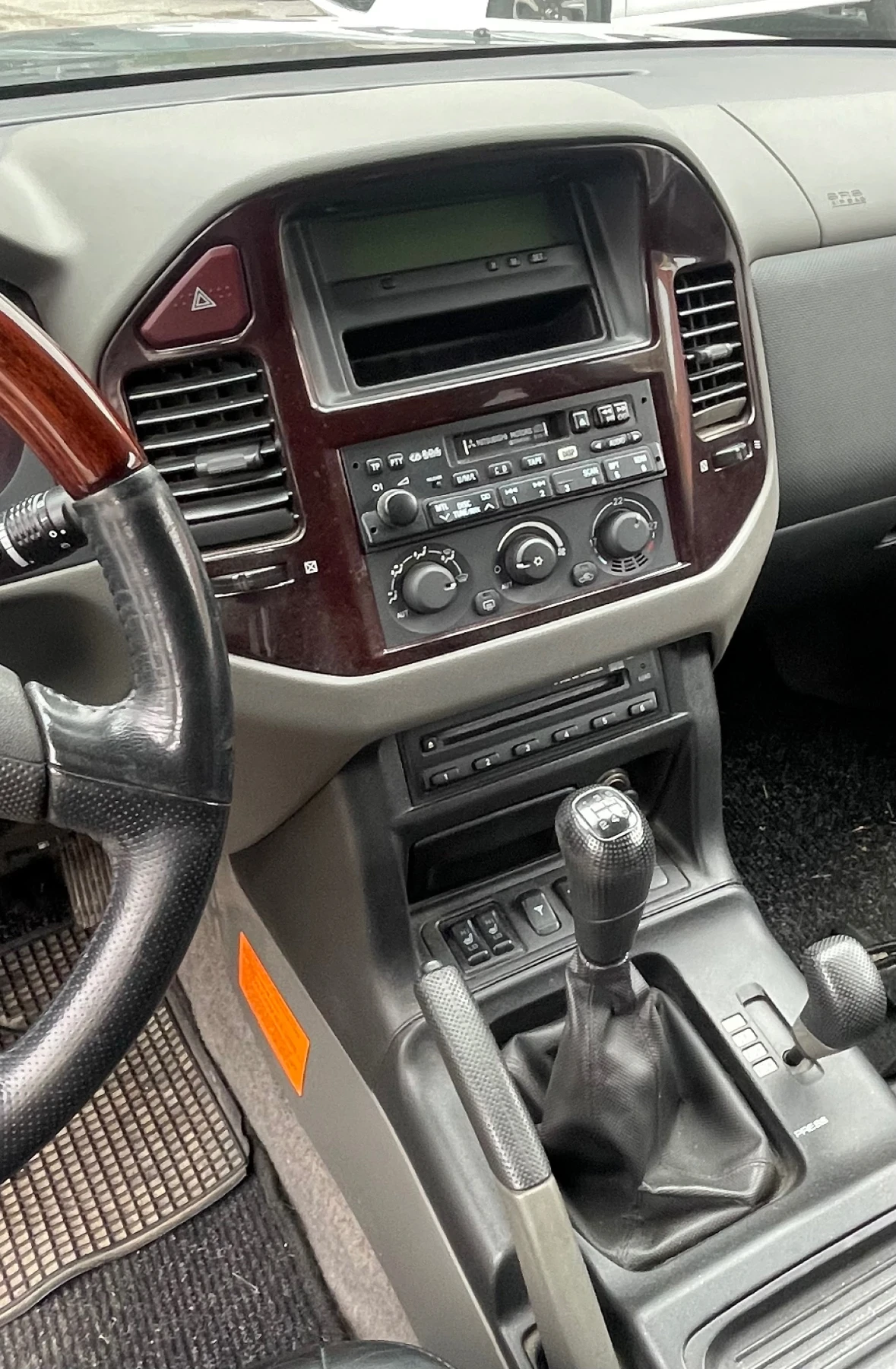 Mitsubishi Pajero 3.2 Ръчни Кожа Климатик Къса база - изображение 9