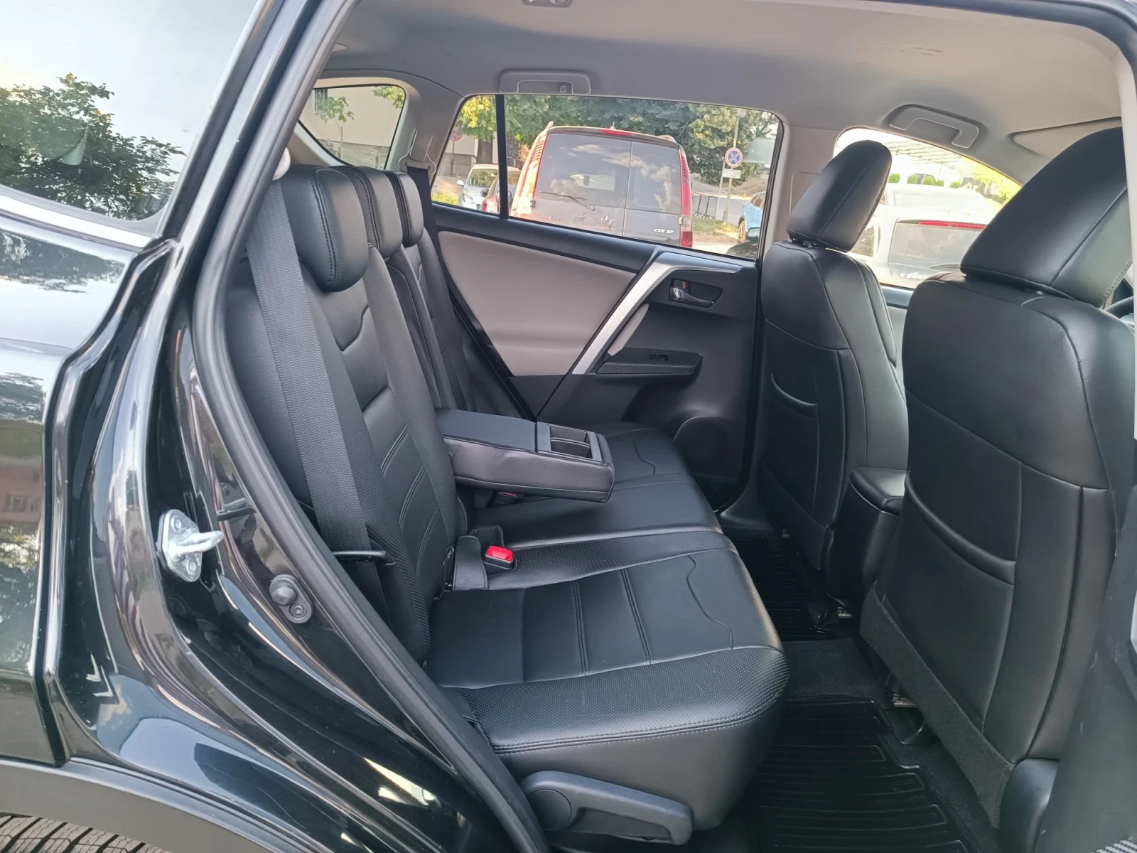Toyota Rav4 2.0i-151кс-ШВЕЙЦАРИЯ-РЪЧКА-6ск-4х4-KEYLESS, снимка 11 - Автомобили и джипове - 55579436