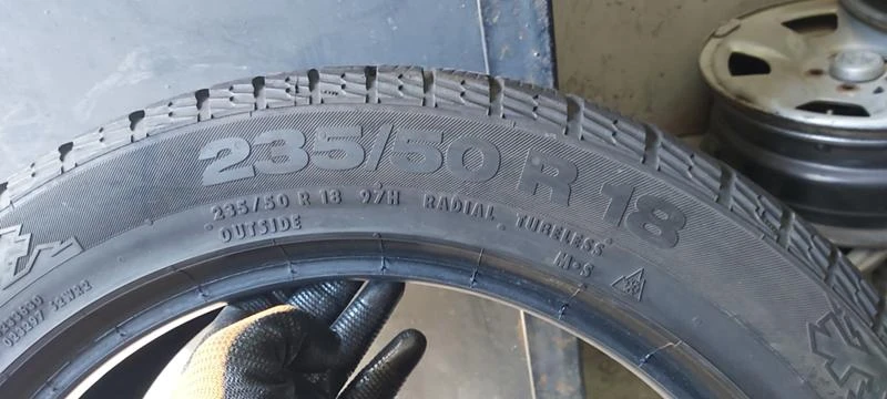 Гуми Зимни 235/50R18, снимка 7 - Гуми и джанти - 33641813