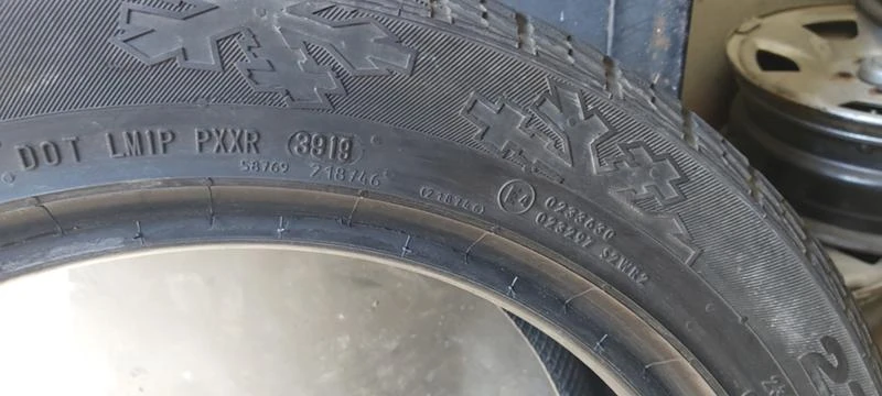 Гуми Зимни 235/50R18, снимка 8 - Гуми и джанти - 33641813