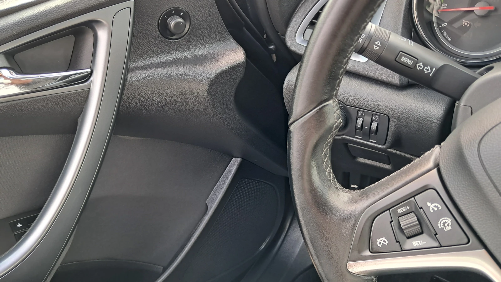 Opel Astra 1.4i ФЕЙС РЕАЛ КМ ИЗКЛЮЧИТЕЛНА СЕРВИЗ КНИЖК УНИКАТ, снимка 13 - Автомобили и джипове - 24106716