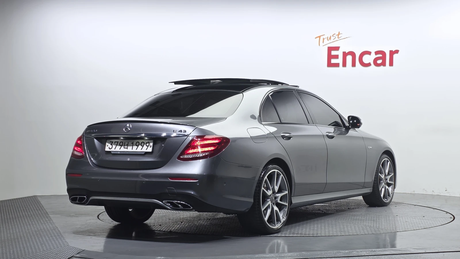 Mercedes-Benz E 43 AMG BLIND SPOT* МАСАЖ* HUD* 360* ЛЮК* КРАЙНА ЦЕНА, снимка 2 - Автомобили и джипове - 55982601