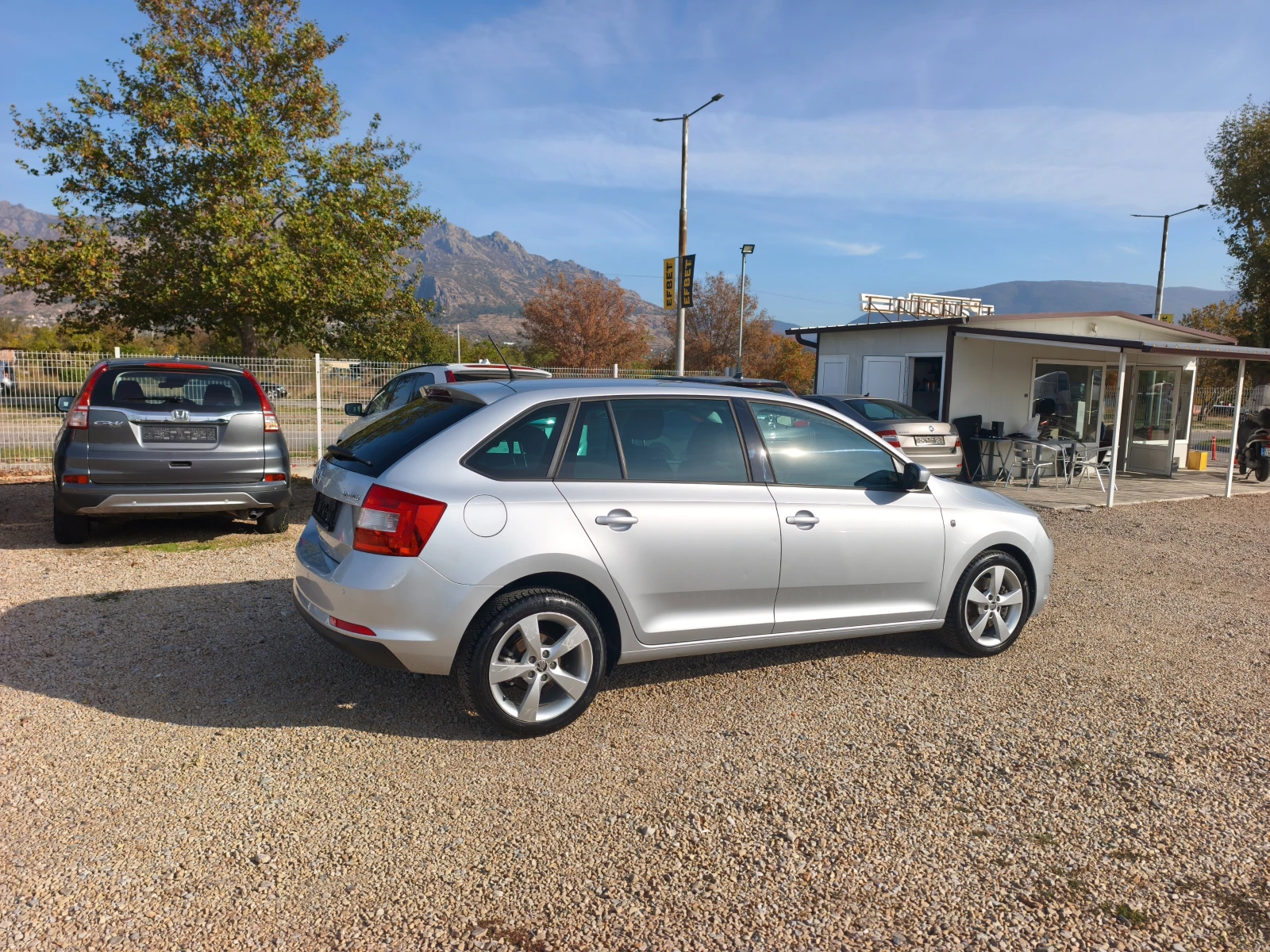 Skoda Rapid КАТО НОВА, снимка 5 - Автомобили и джипове - 56575376