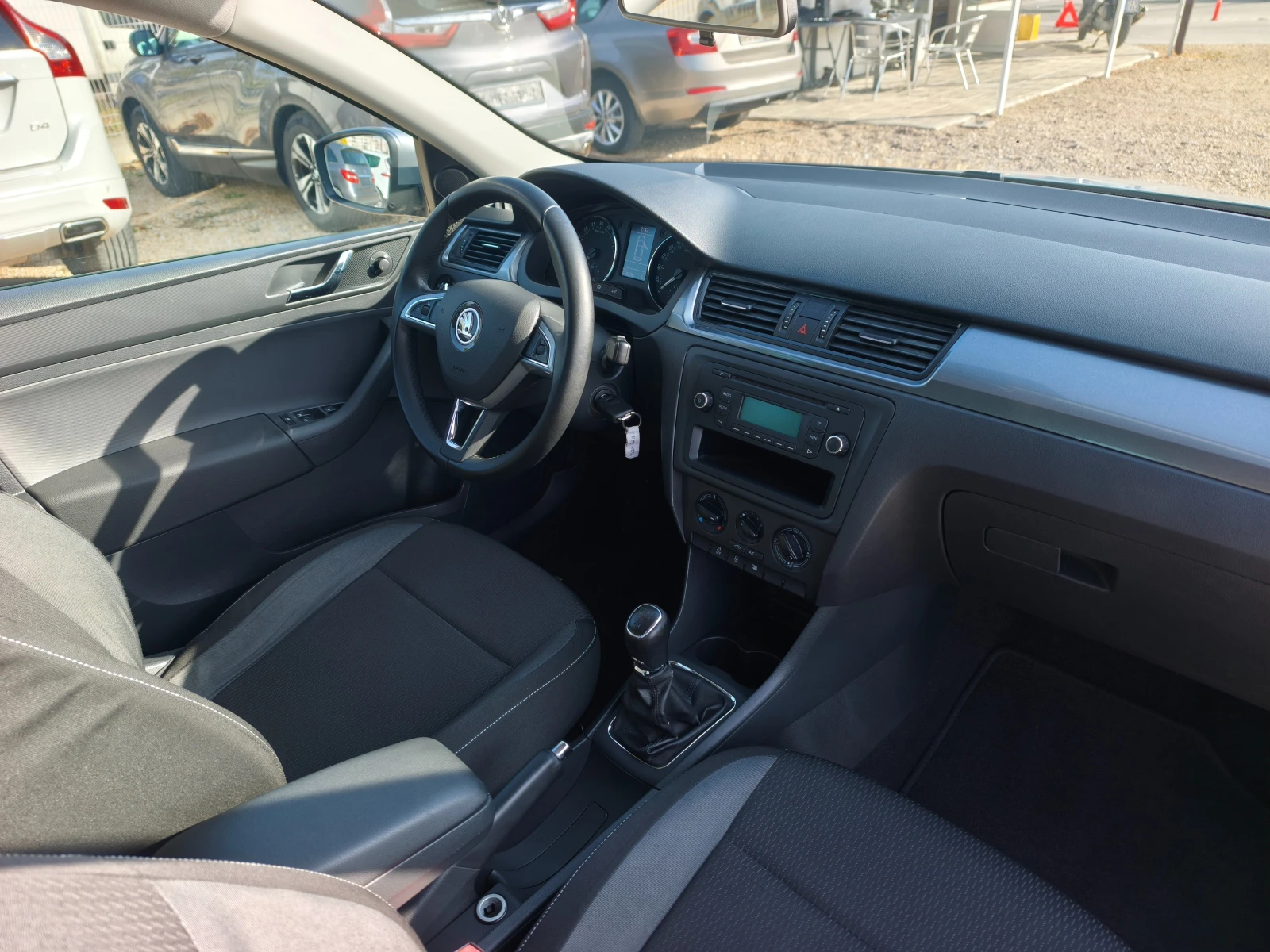 Skoda Rapid КАТО НОВА, снимка 14 - Автомобили и джипове - 56575376