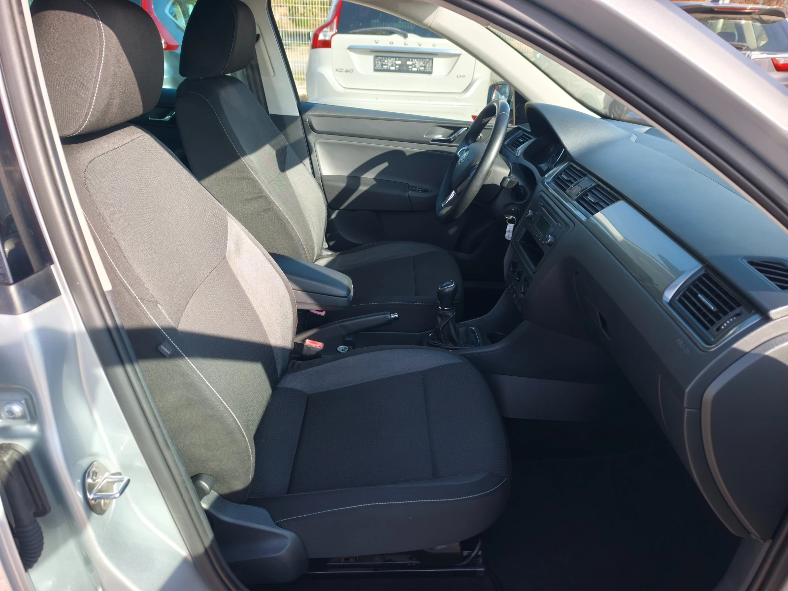 Skoda Rapid КАТО НОВА, снимка 13 - Автомобили и джипове - 56575376
