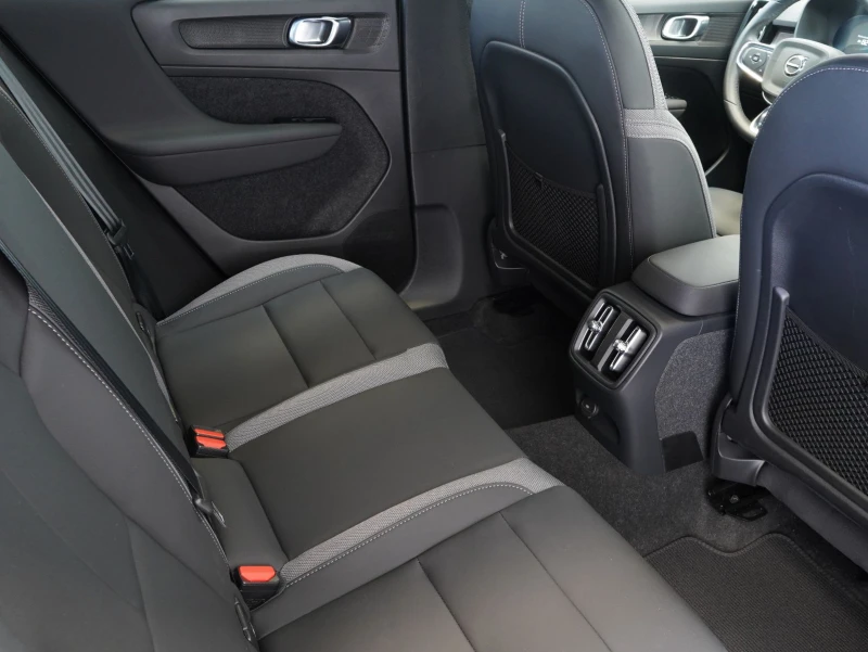 Volvo XC40 Core/408hp/RECHARGE/PURE/ELECTRIC/NAVI/270vpr, снимка 14 - Автомобили и джипове - 49922309