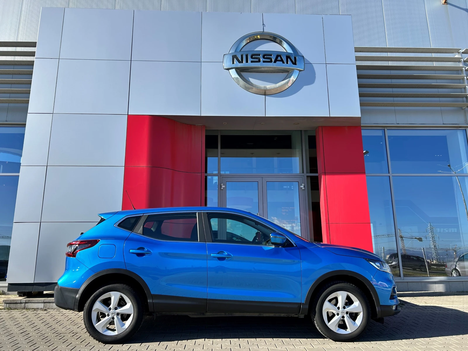 Nissan Qashqai 1.3 DIG-T Acenta M/T, снимка 2 - Автомобили и джипове - 54131890