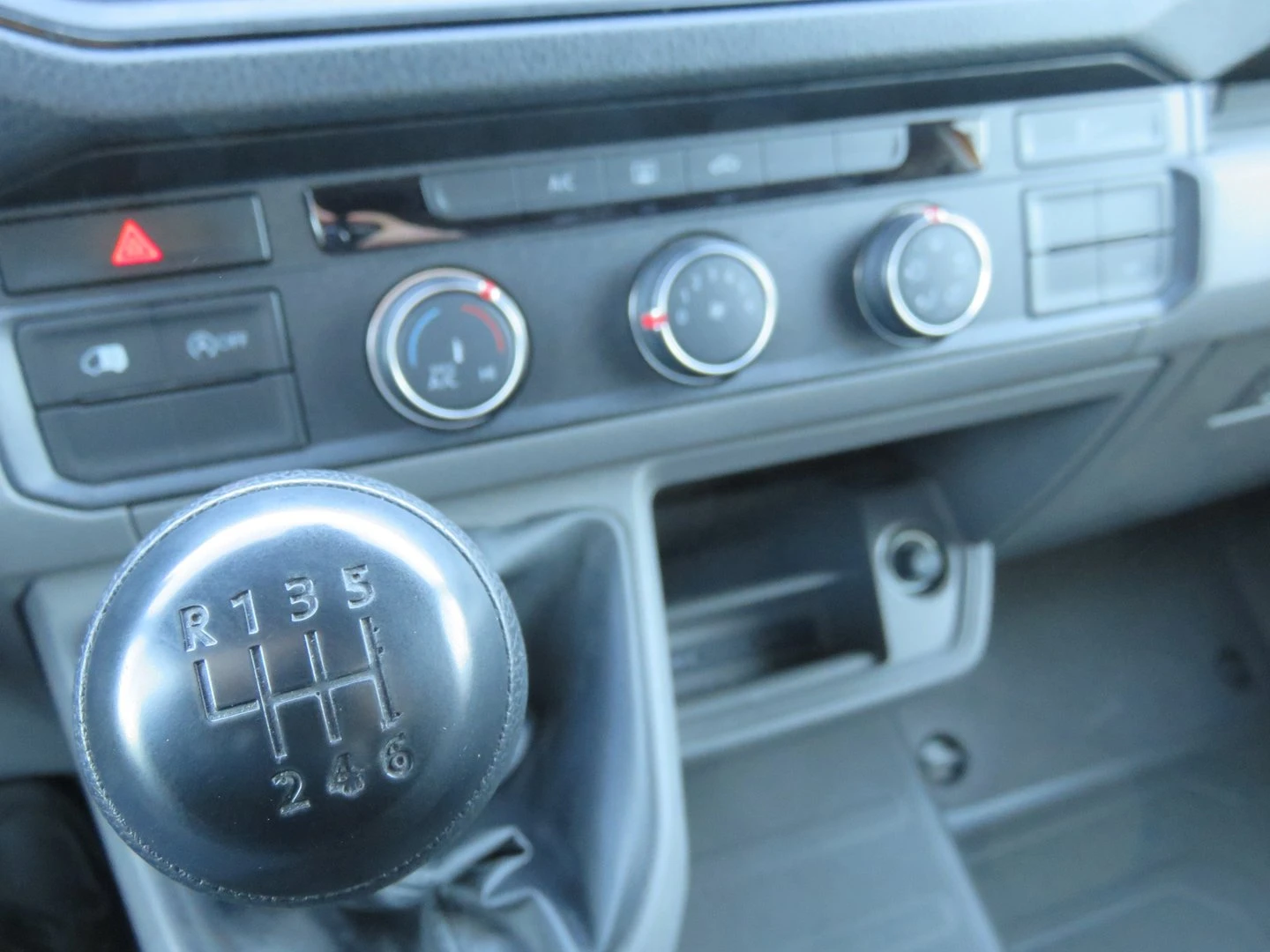 VW Crafter 35 Kasten M TDI 11.3 m3 предно - изображение 9