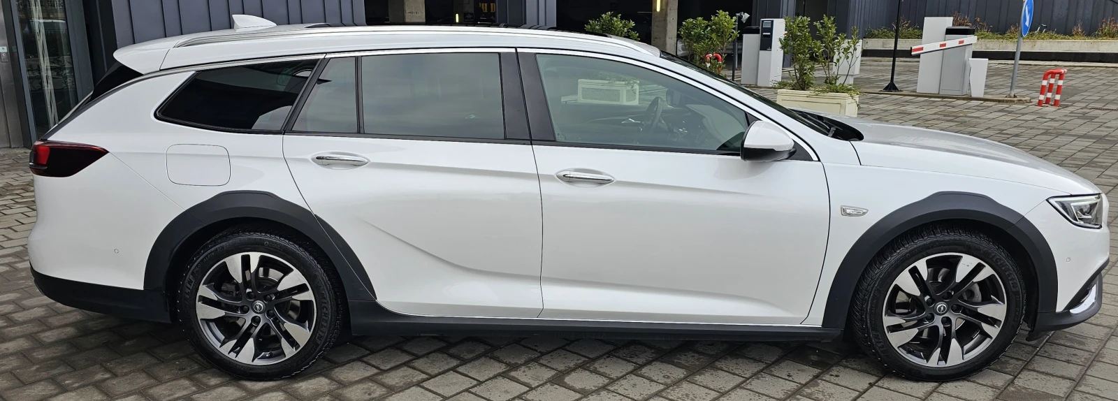 Opel Insignia Country Tourer 4x4 BiTurbo 210hp - изображение 4