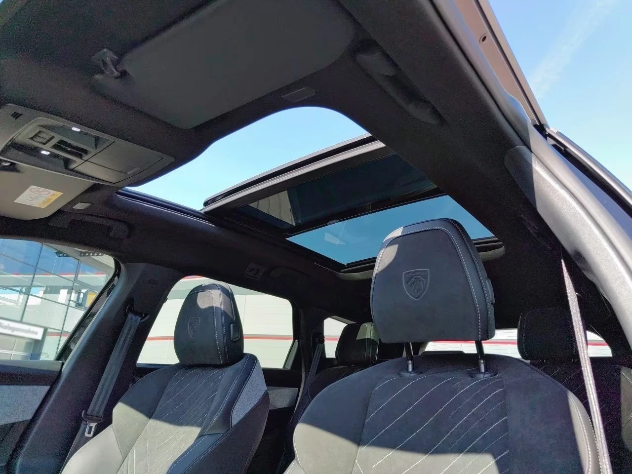 Peugeot 5008 1.2MHEV/145HP/GT-LINE/7S/MASSAGE/AHK/360/MEMO/219q, снимка 7 - Автомобили и джипове - 54332105