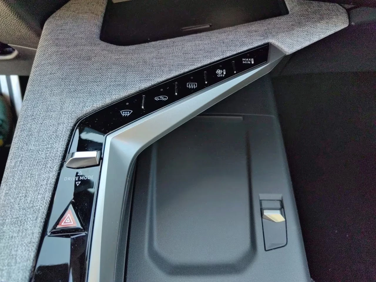 Peugeot 5008 1.2MHEV/145HP/GT-LINE/7S/MASSAGE/AHK/360/MEMO/219q, снимка 12 - Автомобили и джипове - 54332105
