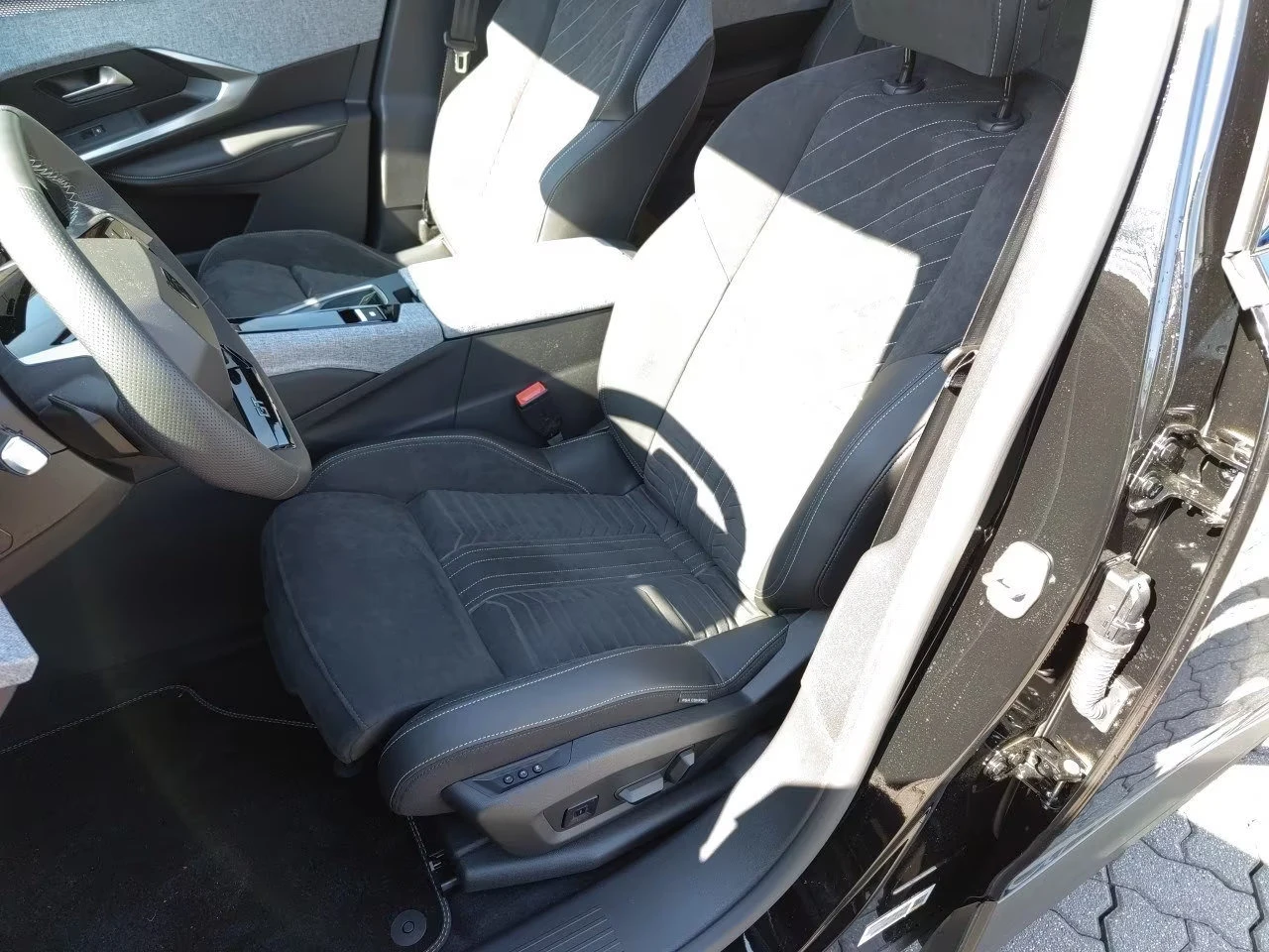 Peugeot 5008 1.2MHEV/145HP/GT-LINE/7S/MASSAGE/AHK/360/MEMO/219q, снимка 6 - Автомобили и джипове - 54332105