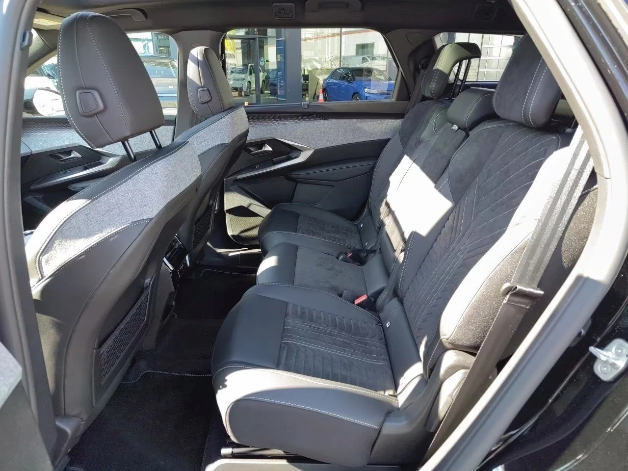 Peugeot 5008 1.2MHEV/145HP/GT-LINE/7S/MASSAGE/AHK/360/MEMO/219q, снимка 15 - Автомобили и джипове - 54332105