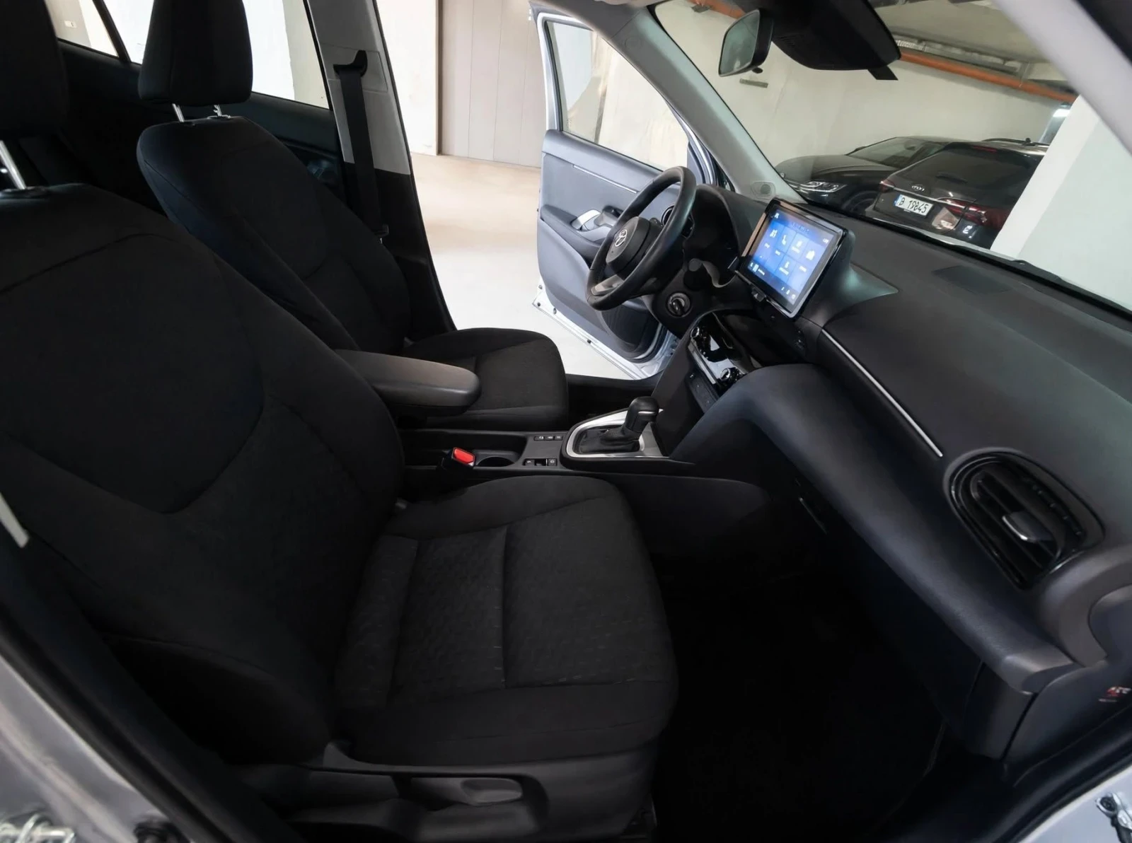 Toyota Yaris Cross Hybrid 1.5 на 1235 км, снимка 8 - Автомобили и джипове - 56249477