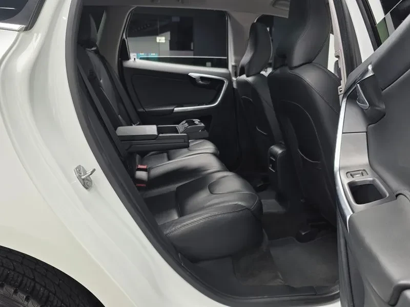 Volvo XC60 D3, снимка 11 - Автомобили и джипове - 56356347