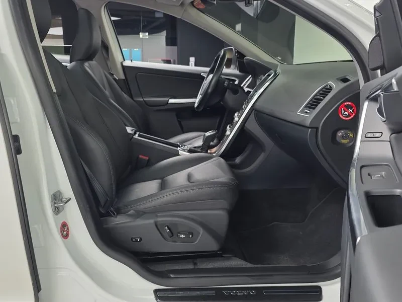 Volvo XC60 D3, снимка 10 - Автомобили и джипове - 56356347