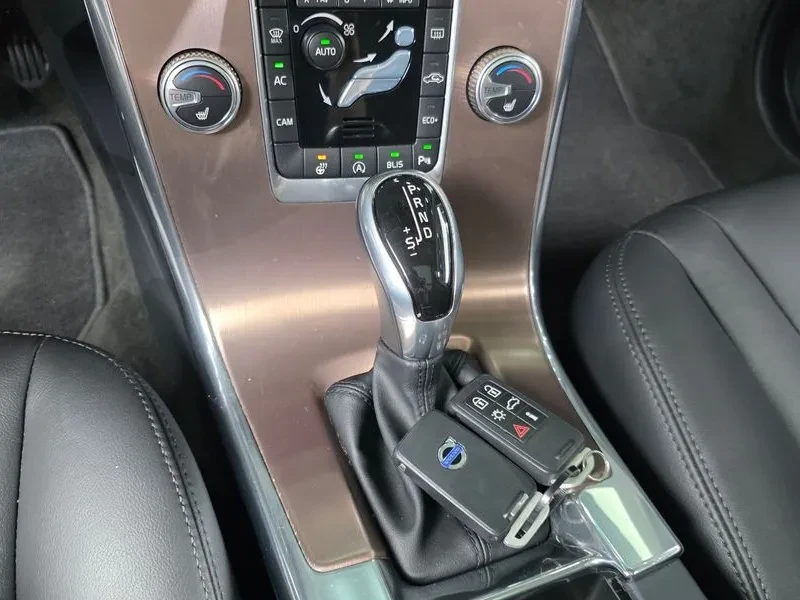 Volvo XC60 D3, снимка 8 - Автомобили и джипове - 56356347