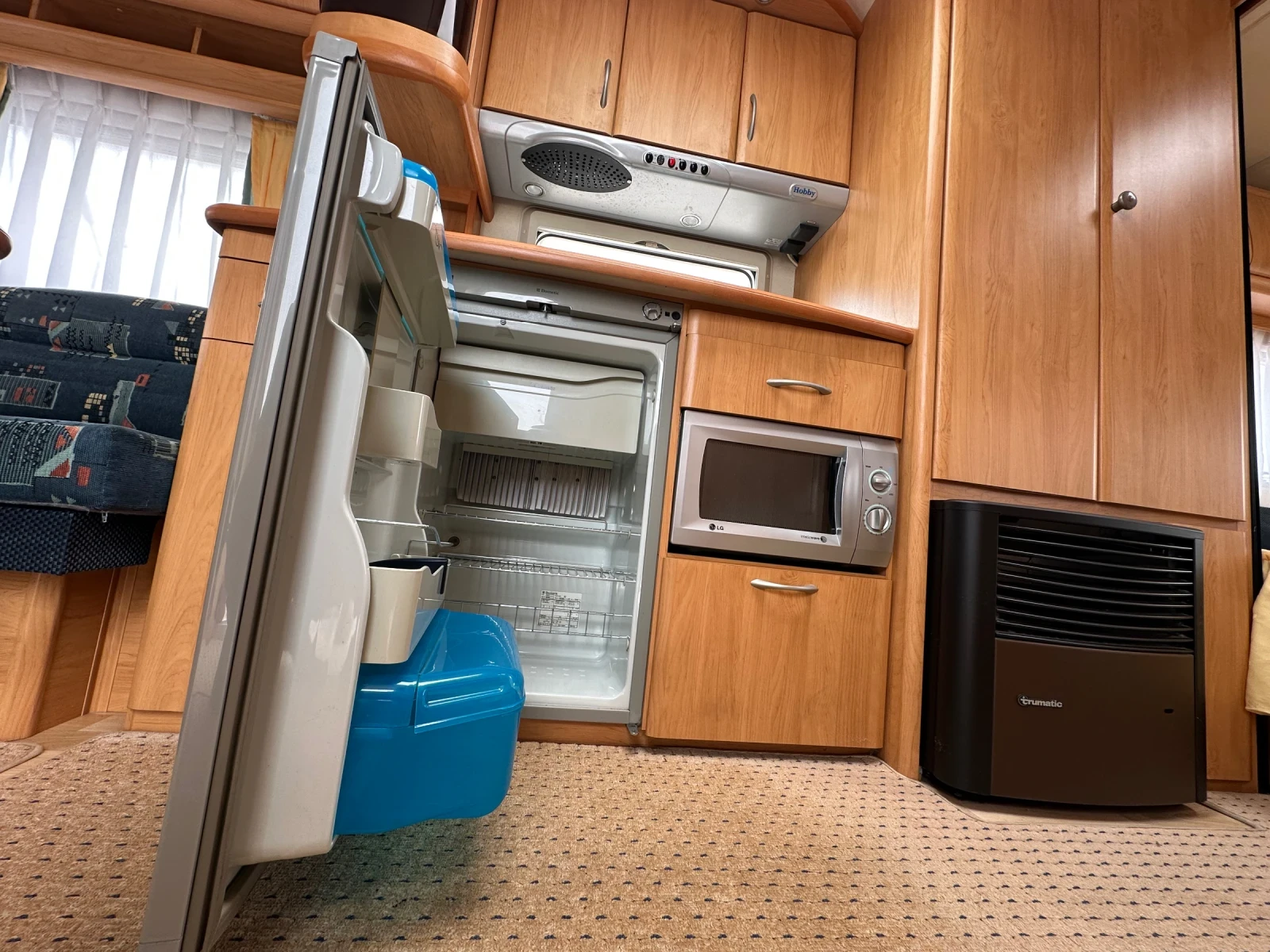 Каравана Hobby Excellent easy 580, снимка 11 - Каравани и кемпери - 54014432