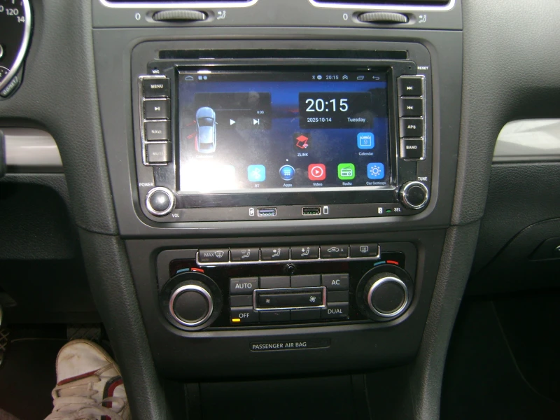 VW Golf 1.6 TDI, снимка 15 - Автомобили и джипове - 52170828