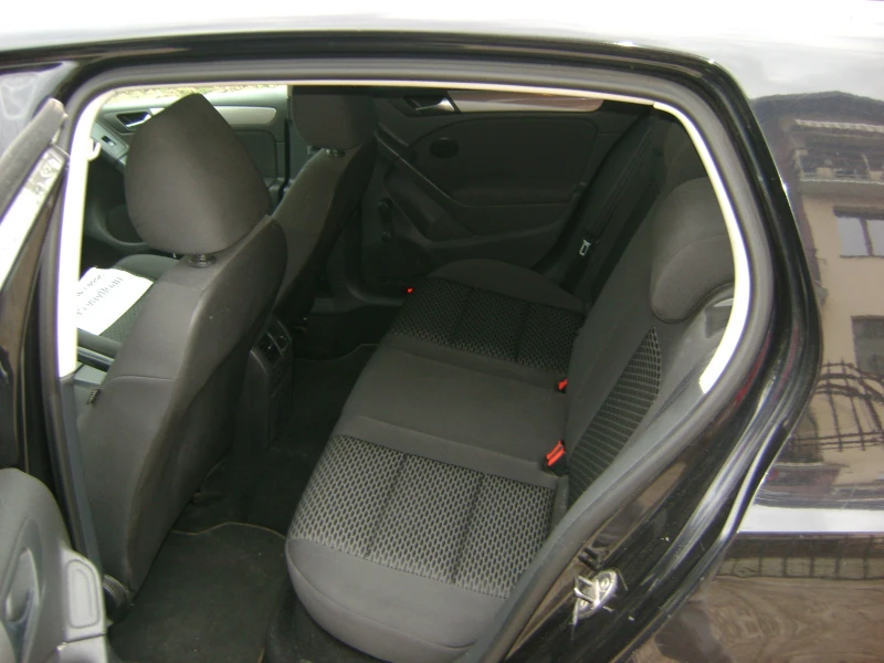 VW Golf 1.6 TDI, снимка 10 - Автомобили и джипове - 52170828