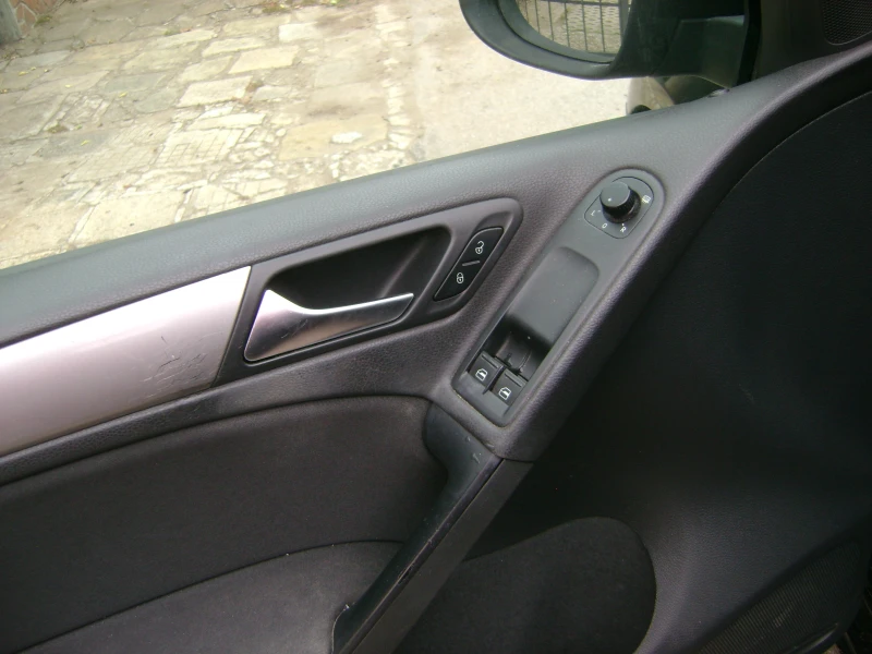VW Golf 1.6 TDI, снимка 8 - Автомобили и джипове - 52170828