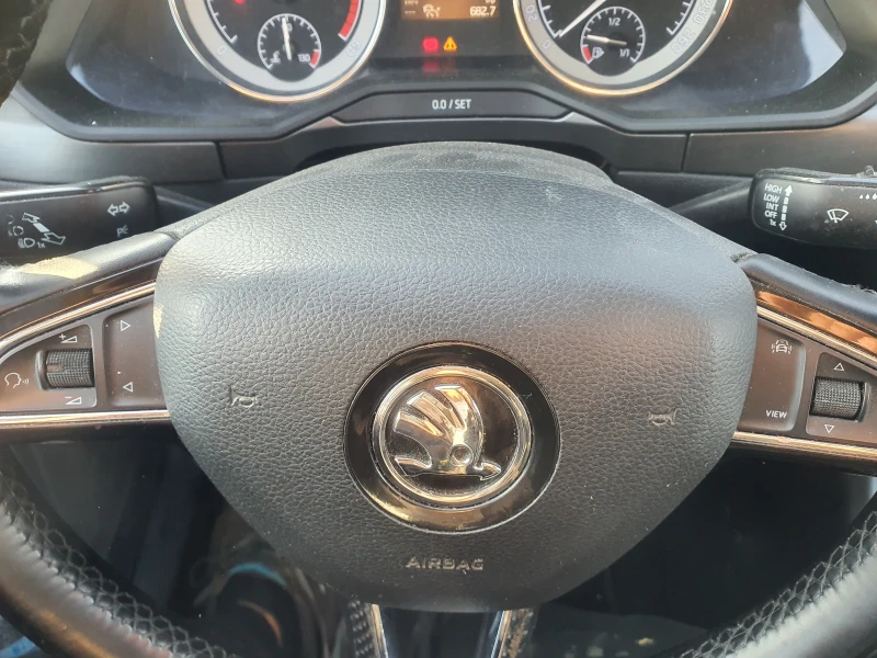 Skoda Superb 2.0 TDI, снимка 16 - Автомобили и джипове - 53045129