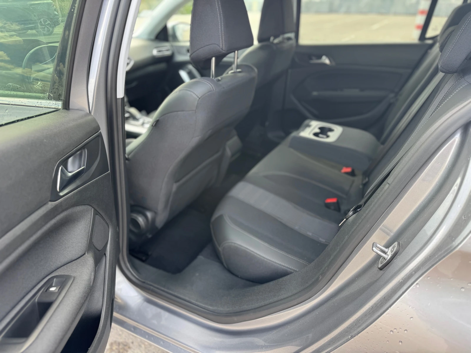 Peugeot 308 GTline-1.2iT-131-AUTO8-NAVI-2020 - изображение 10