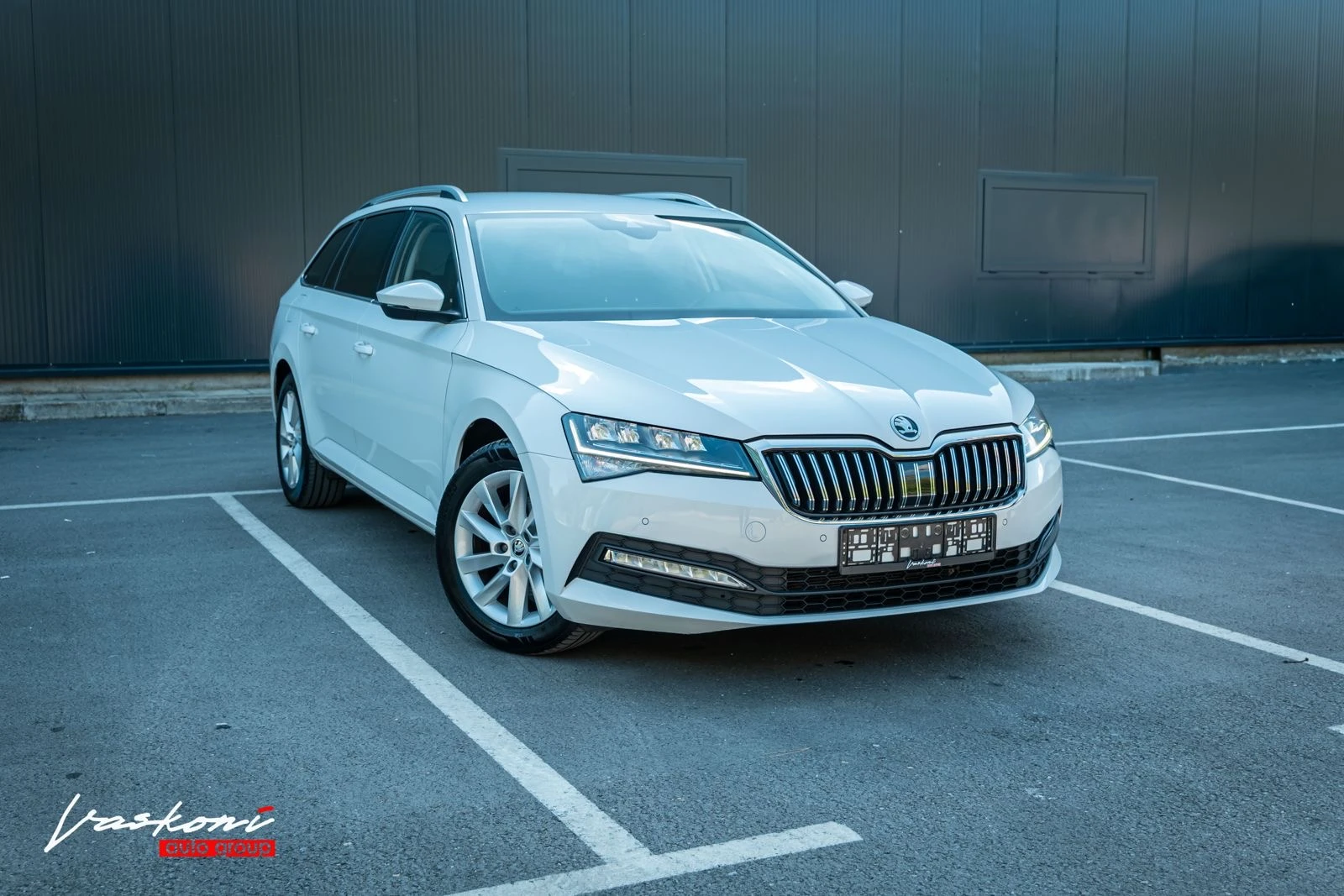 Skoda Superb 2.0 TDI Facelift Virtual Navi, снимка 2 - Автомобили и джипове - 54688899