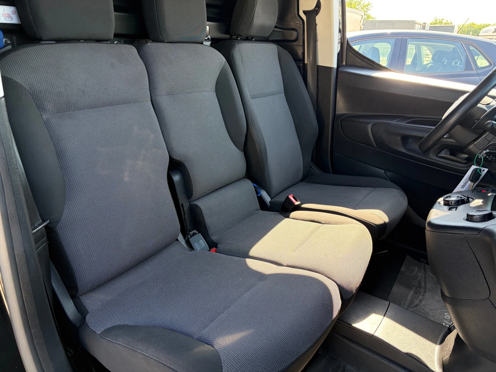 Citroen Berlingo 1.5BLUEHDI 130 EAT8 SES VAN M CLUB(96 KW), снимка 12 - Автомобили и джипове - 55500346