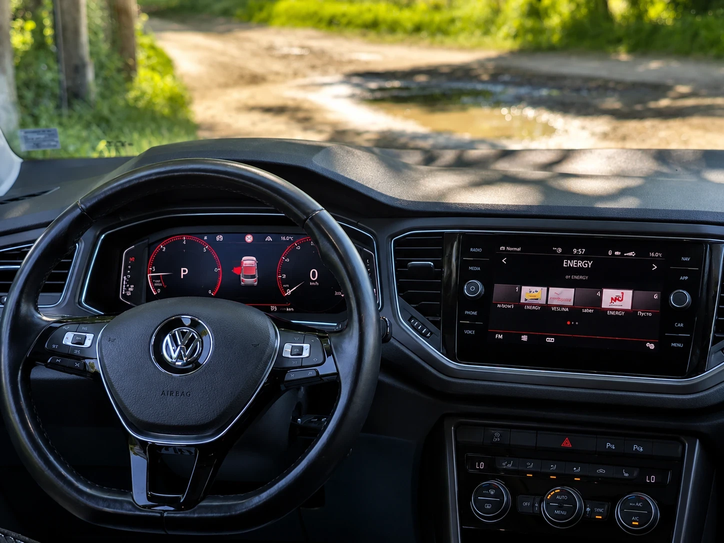 VW T-Roc 2.0 TDI/DSG/4x4/ACC/PANO, снимка 9 - Автомобили и джипове - 54965101