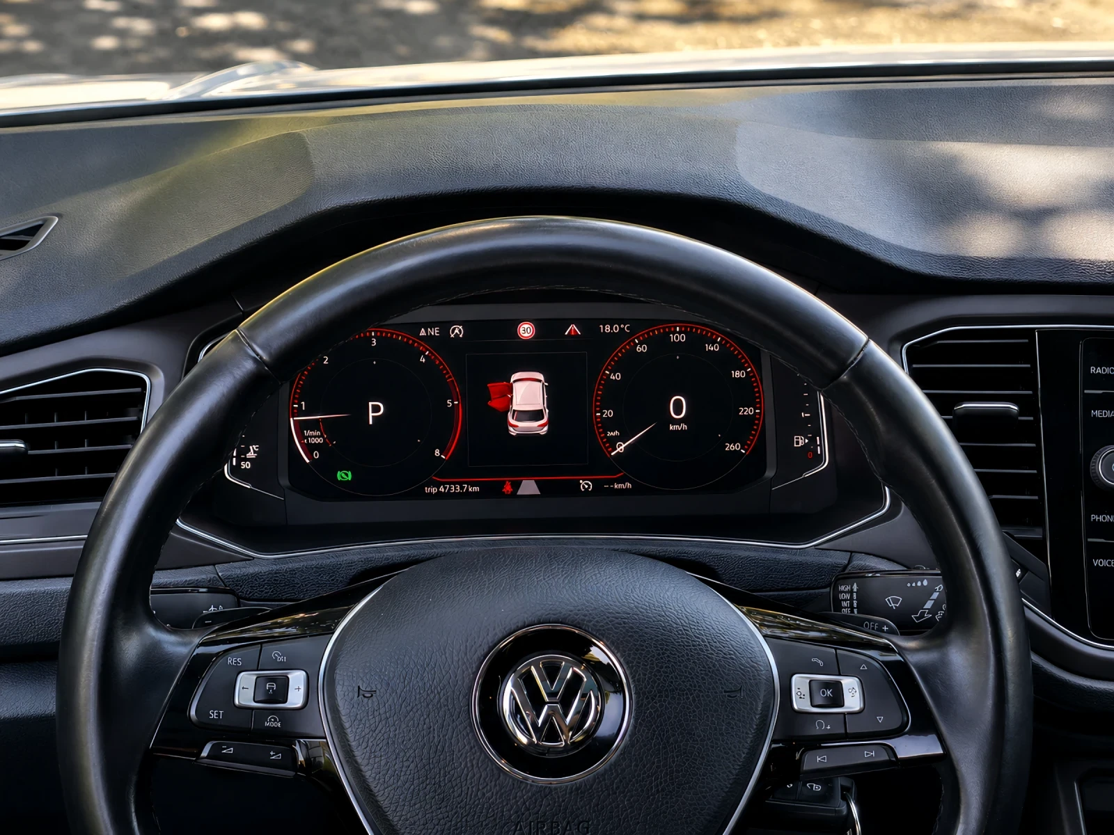VW T-Roc 2.0 TDI/DSG/4x4/ACC/PANO, снимка 10 - Автомобили и джипове - 54965101