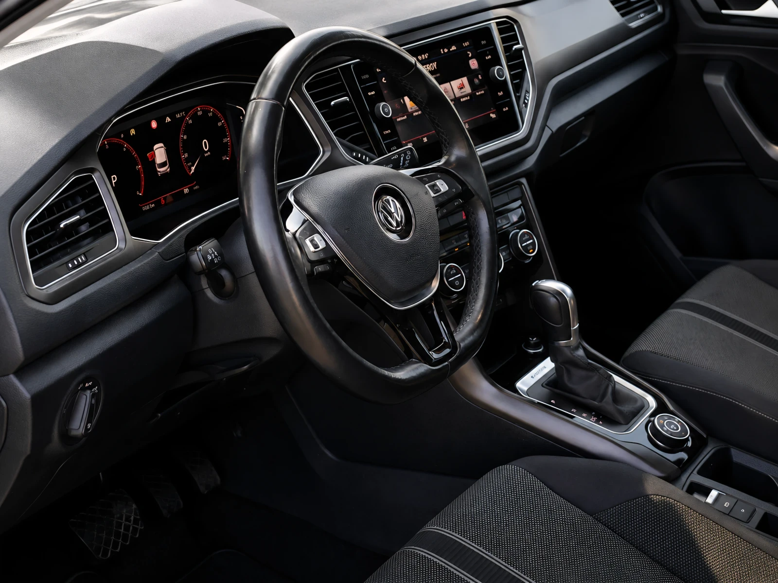 VW T-Roc 2.0 TDI/DSG/4x4/ACC/PANO, снимка 8 - Автомобили и джипове - 54965101