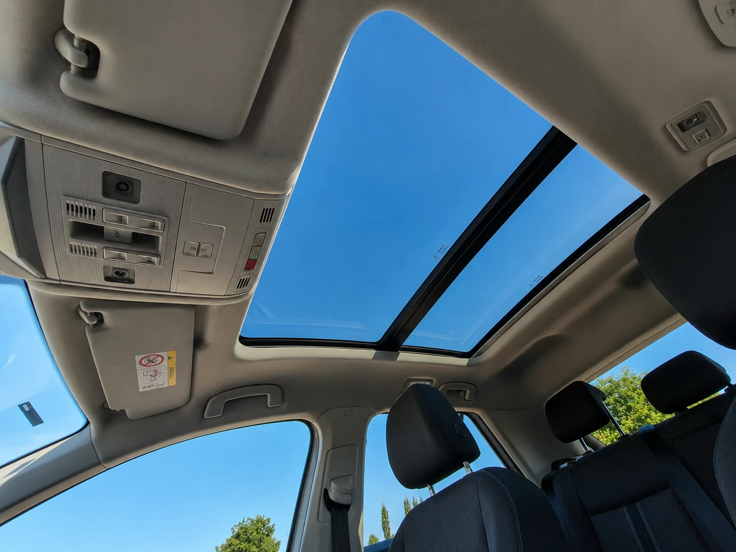 VW T-Roc 2.0 TDI/DSG/4x4/ACC/PANO, снимка 16 - Автомобили и джипове - 54965101