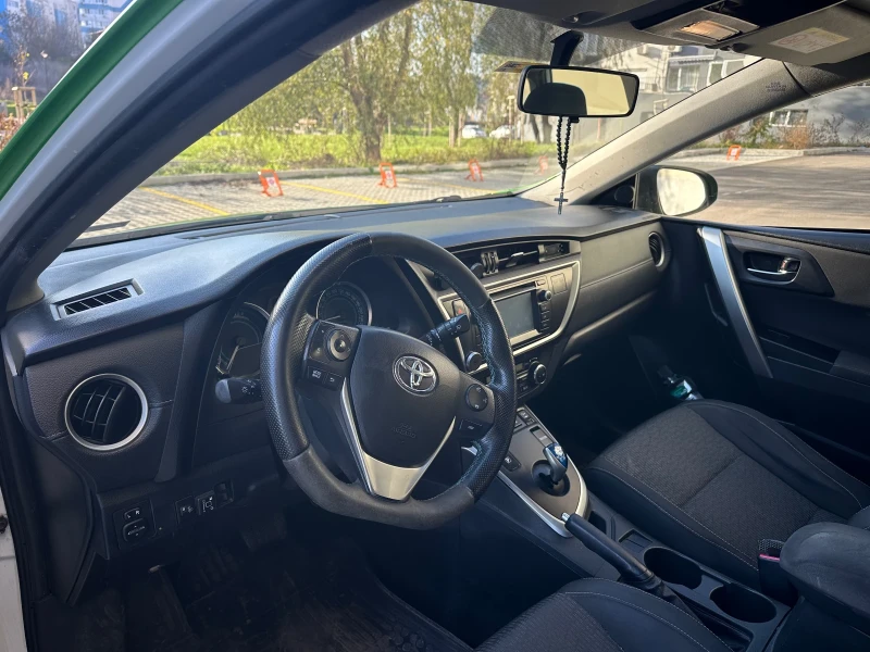 Toyota Auris 1.8 Hybrid + Газ, снимка 8 - Автомобили и джипове - 52631363