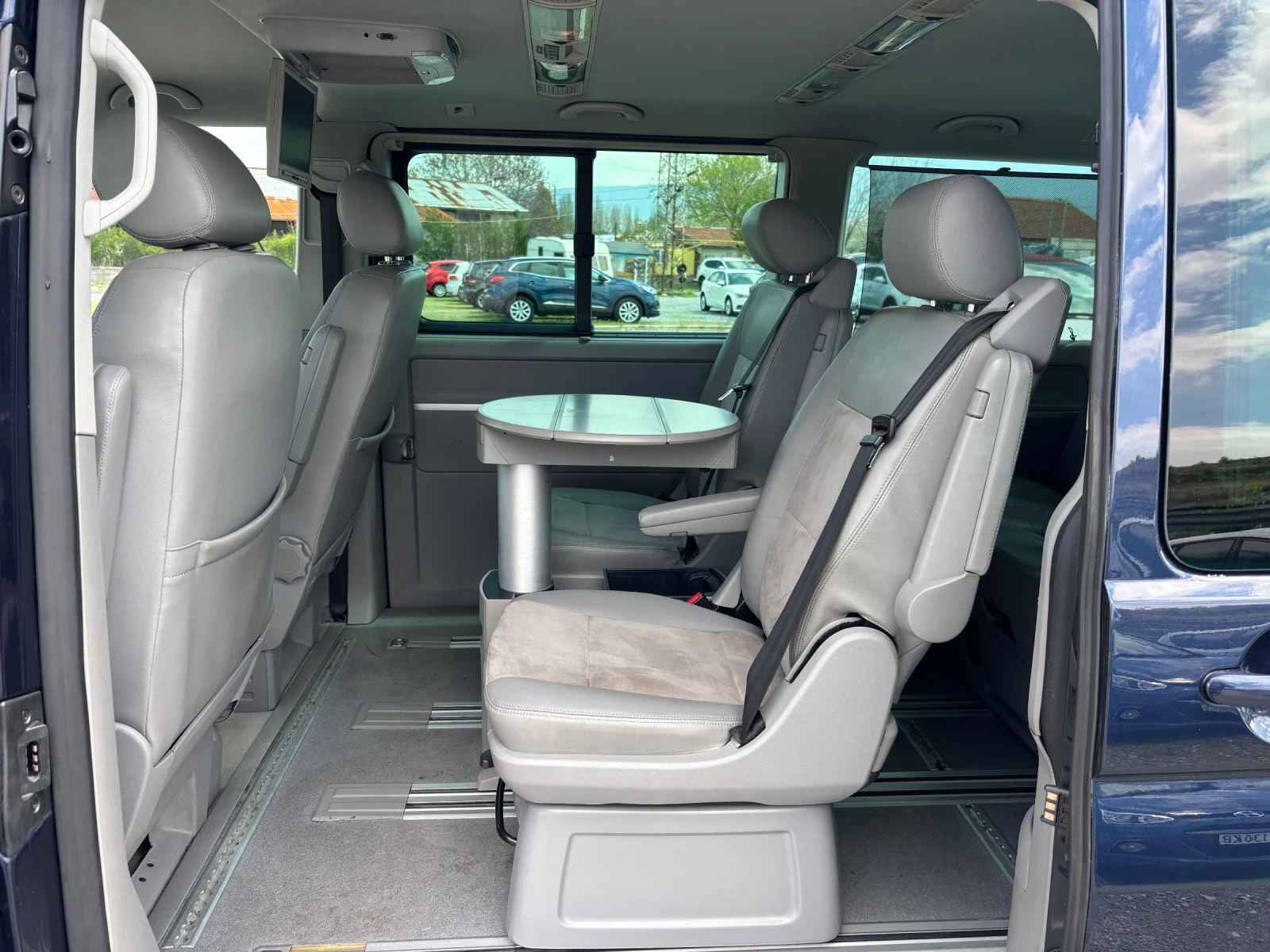 VW Multivan 2.0TDI, снимка 11 - Автомобили и джипове - 54371748
