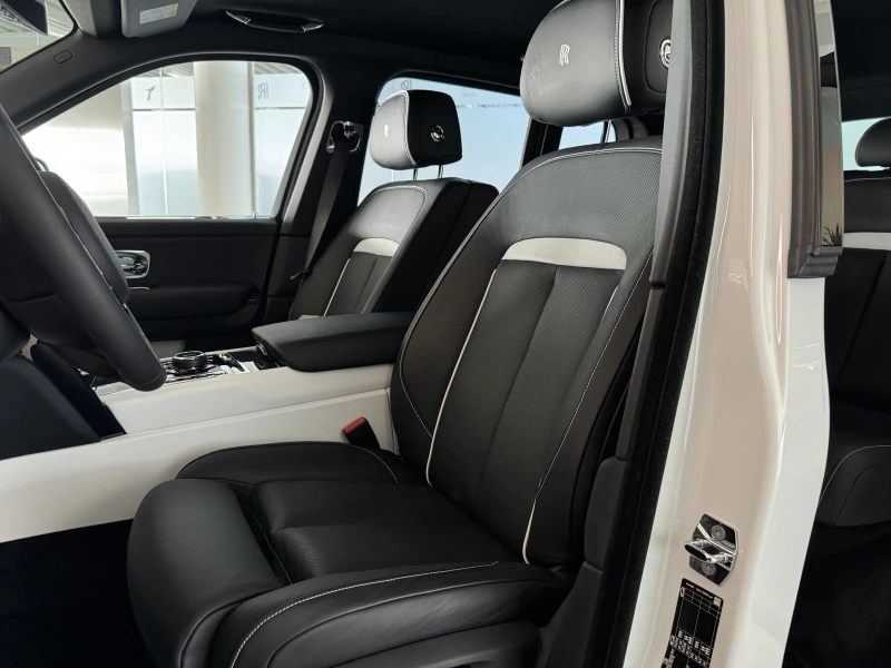 Rolls-Royce Cullinan = NEW= Shooting Star Roof/Night Vision Гаранция, снимка 5 - Автомобили и джипове - 47304721