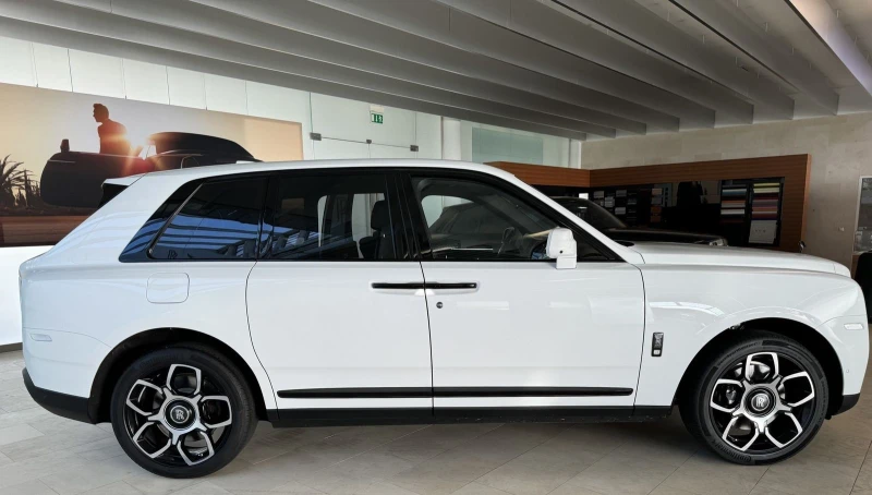 Rolls-Royce Cullinan = NEW= Shooting Star Roof/Night Vision Гаранция, снимка 4 - Автомобили и джипове - 47304721